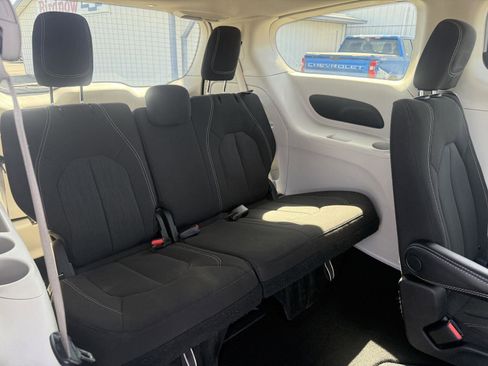 Used 2023 Chrysler Voyager LX image 4