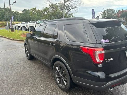 Used 2018 Ford Explorer XLT w/ Equipment Group 202A FWD image 2