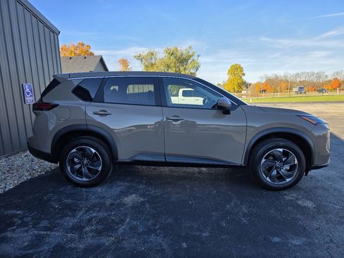 Used 2025 Nissan Rogue SV image 3