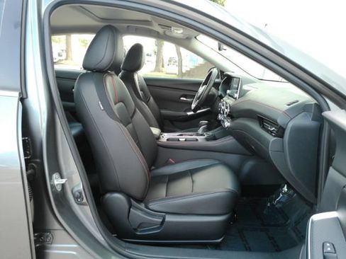 Used 2025 Nissan Sentra SR w/ SR Premium Package FWD image 19