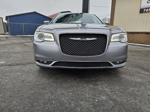 Used 2017 Chrysler 300 C image 28