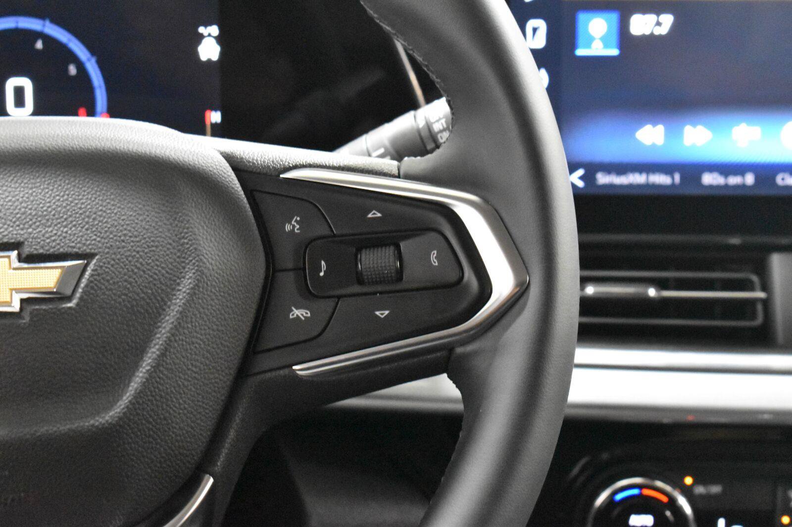 Used 2025 Chevrolet Trax LT w/ LT Convenience Package FWD image 8