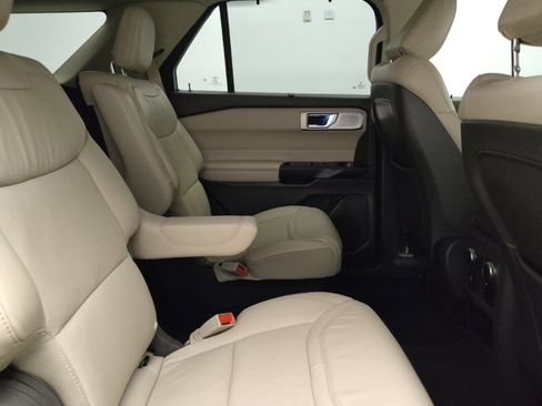 Used 2020 Ford Explorer Platinum w/ Premium Technology Package image 19