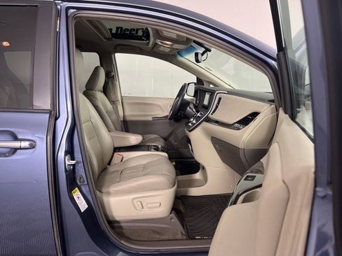 Used 2015 Toyota Sienna XLE image 31