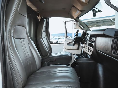Used 2016 Chevrolet Express 3500 Extended image 15