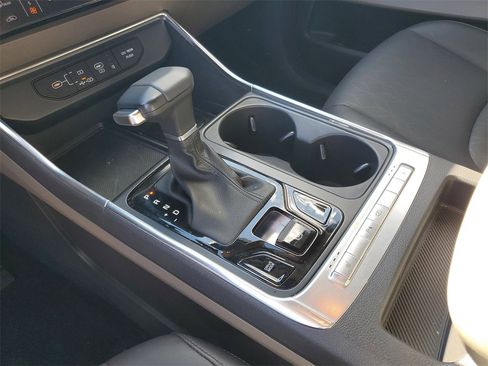 Used 2025 Kia Carnival EX image 18