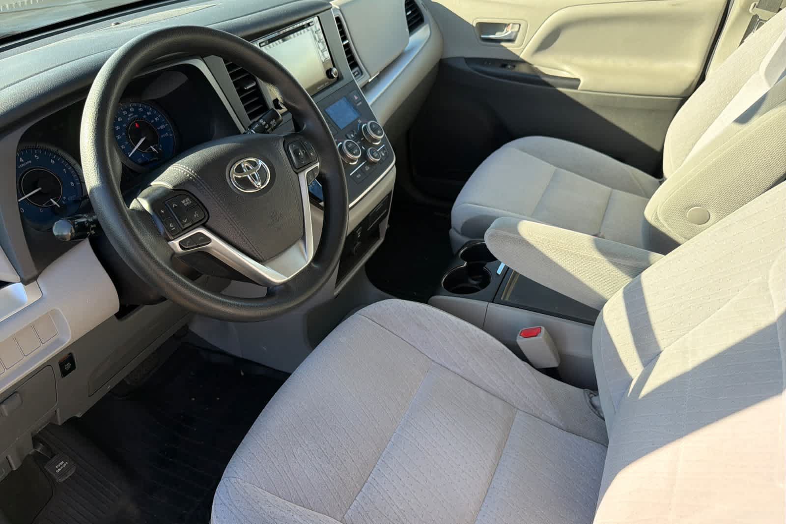 Used 2020 Toyota Sienna LE w/ LE Preferred Package FWD image 9