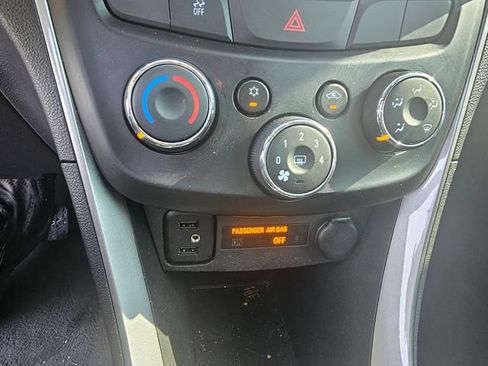 Used 2021 Chevrolet Trax LT w/ LT Convenience Package FWD image 19