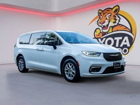 Used 2025 Chrysler Pacifica Select FWD image 3