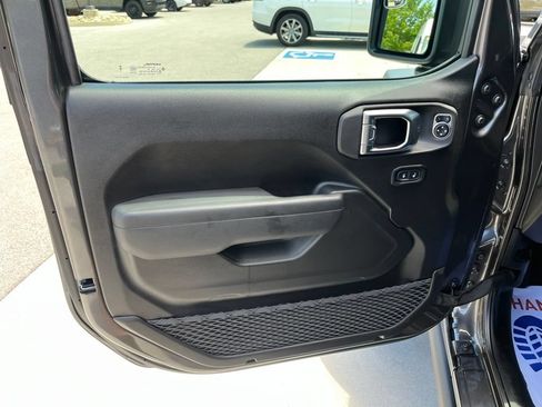 Used 2025 Jeep Gladiator Mojave AWD/4WD image 7