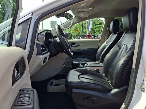 Certified 2023 Chrysler Pacifica Touring-L FWD image 17