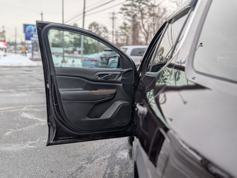 Used 2021 GMC Acadia SLE image 25