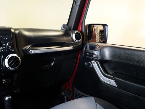 Used 2013 Jeep Wrangler Unlimited Sahara w/ Max Tow Pkg AWD/4WD image 15