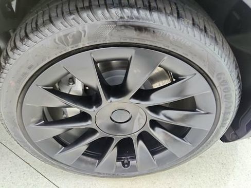 Used 2024 Tesla Model Y Long Range image 55