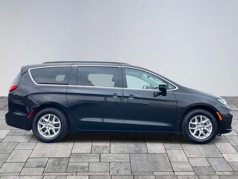Used 2022 Chrysler Pacifica Touring-L image 8