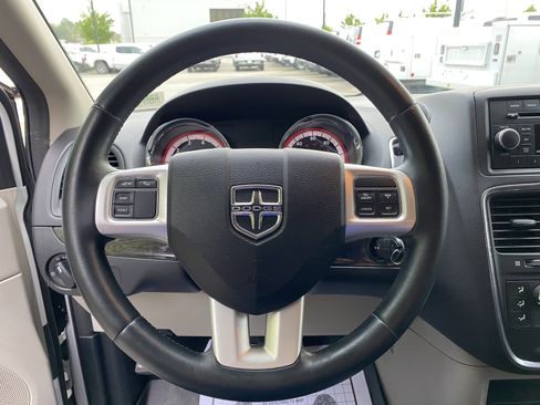 Used 2016 Dodge Grand Caravan American Value Package w/ UConnect Hands-Free Group FWD image 19
