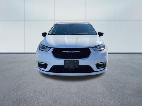 Used 2024 Chrysler Pacifica Select image 3