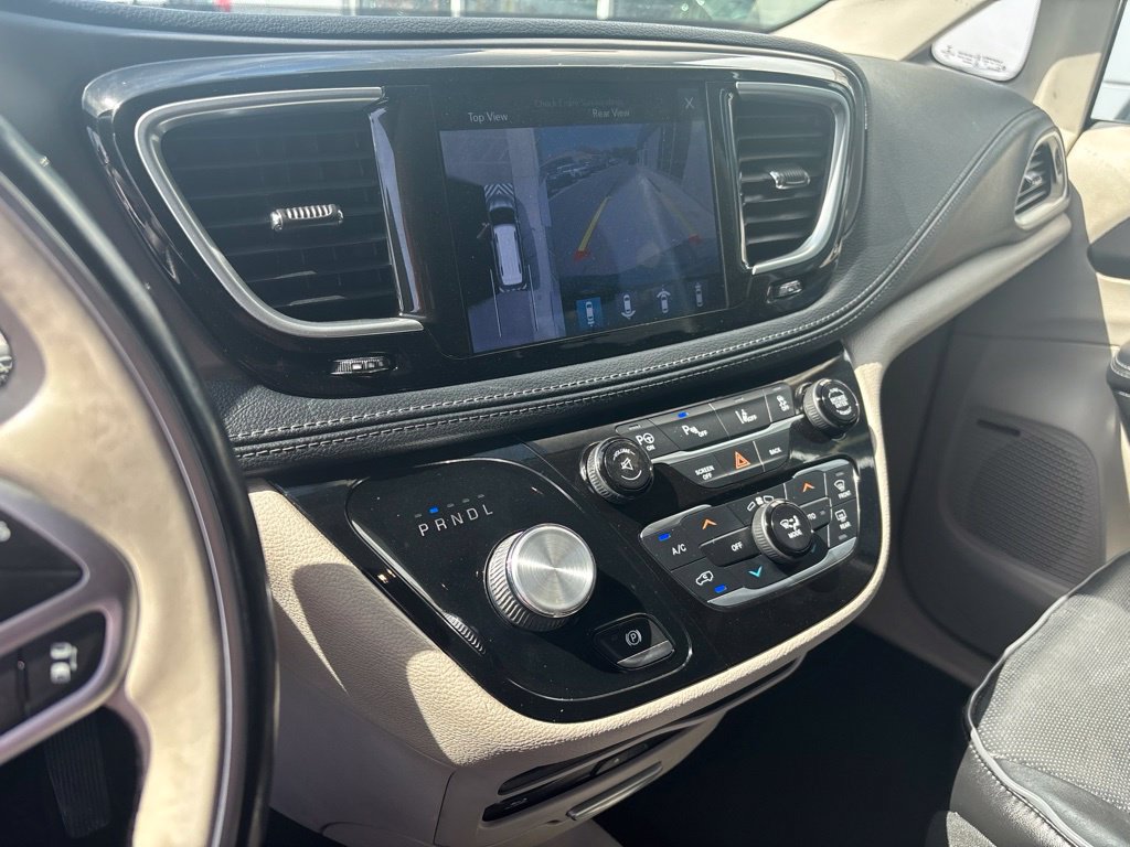 Used 2017 Chrysler Pacifica Limited FWD image 9