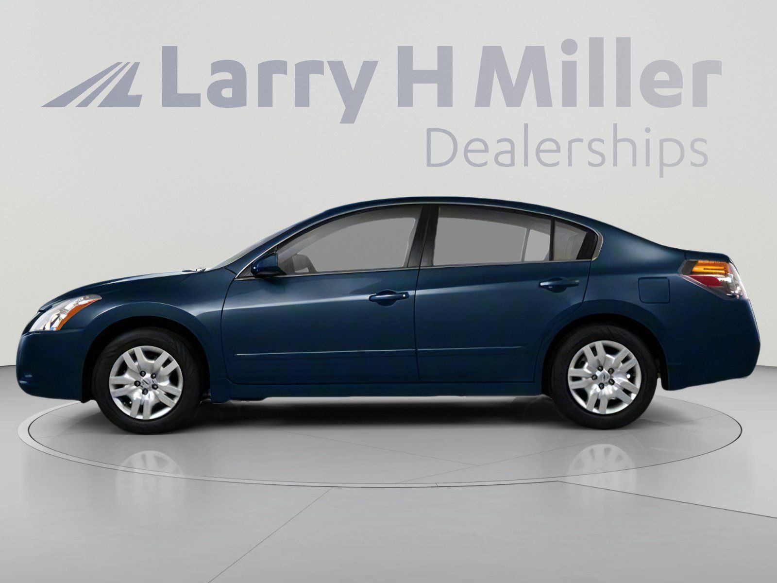 Used 2010 Nissan Altima 2.5 S w/ Premium Audio Pkg FWD image 3