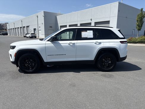 Used 2025 Jeep Grand Cherokee Altitude AWD/4WD image 6