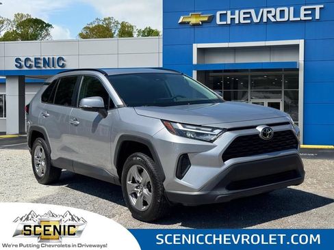 Used 2022 Toyota RAV4 XLE AWD/4WD image 1