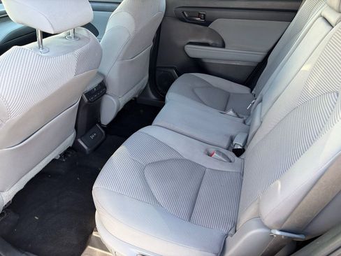 Used 2022 Toyota Highlander L FWD image 25