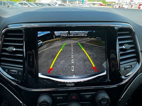 Used 2021 Jeep Grand Cherokee Limited image 18