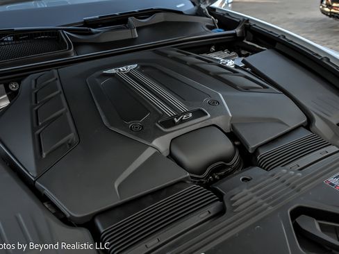 Used 2024 Bentley Bentayga image 18