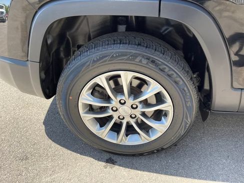 Used 2021 Jeep Cherokee Latitude Plus AWD/4WD image 39