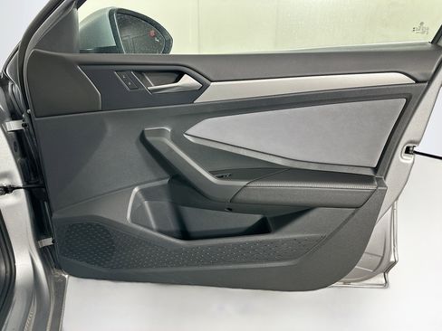 Used 2025 Volkswagen Jetta SE image 30