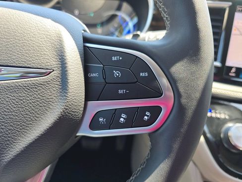 Used 2023 Chrysler Pacifica Limited FWD image 29