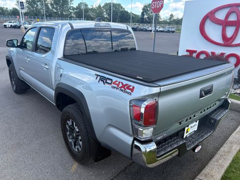 Used 2023 Toyota Tacoma TRD Off-Road AWD/4WD image 6