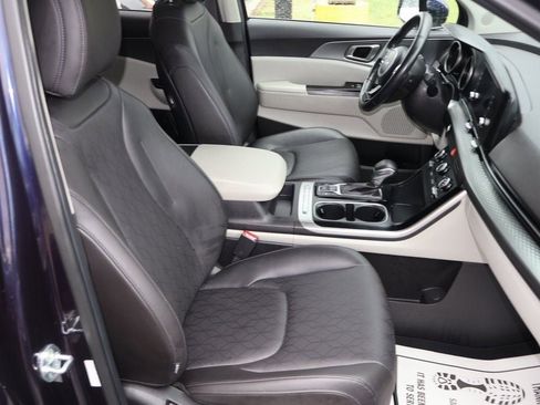 Used 2023 Kia Carnival LX image 13