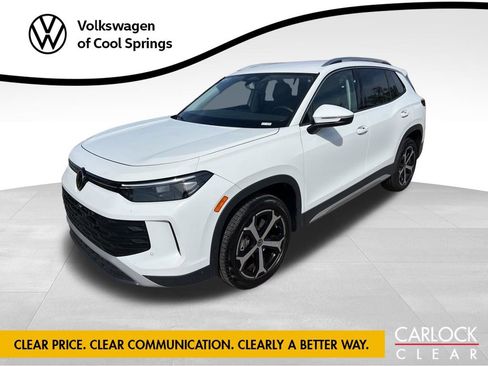 Used 2025 Volkswagen Tiguan SE AWD/4WD image 1