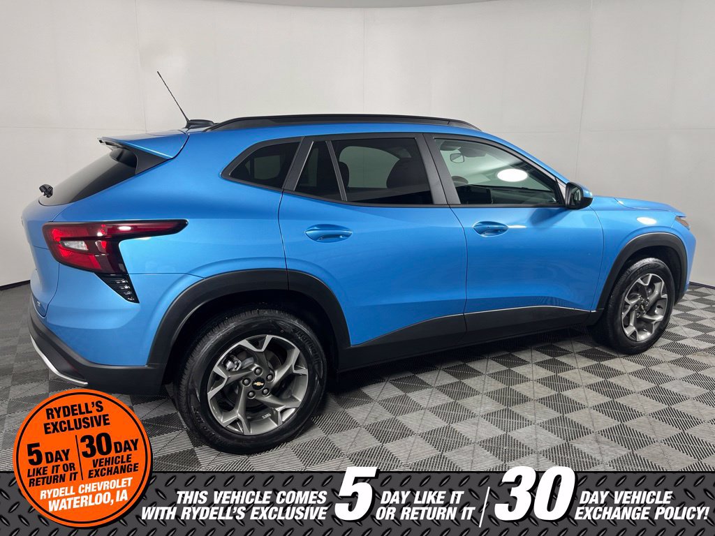 Used 2025 Chevrolet Trax LT w/ Sunroof Package FWD image 4