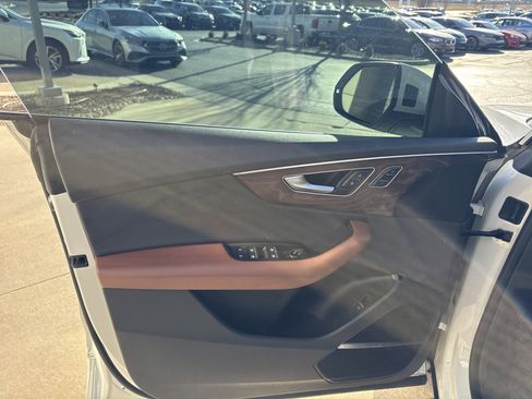 Used 2019 Audi Q8 Premium Plus w/ Premium Plus image 14