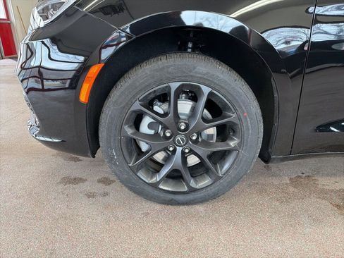 New 2026 Chrysler Pacifica Select w/ S Appearance Package image 4