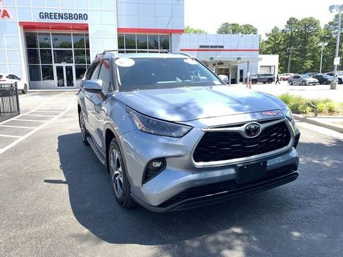 Used 2022 Toyota Highlander XLE image 2