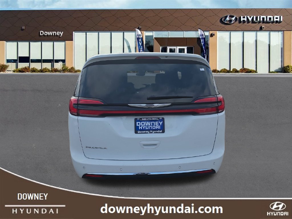 Used 2024 Chrysler Pacifica Touring-L FWD image 4