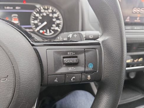 Used 2023 Nissan Rogue SV image 15