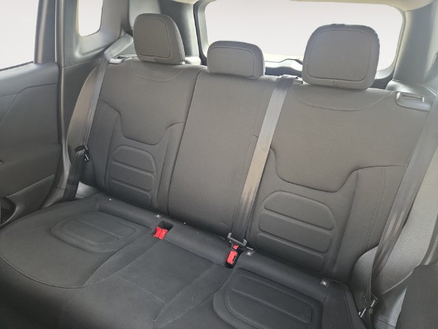 Used 2019 Jeep Renegade Latitude AWD/4WD image 13