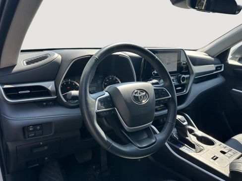 Certified 2025 Toyota Highlander XLE FWD image 11