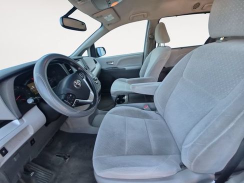 Used 2017 Toyota Sienna LE FWD image 9
