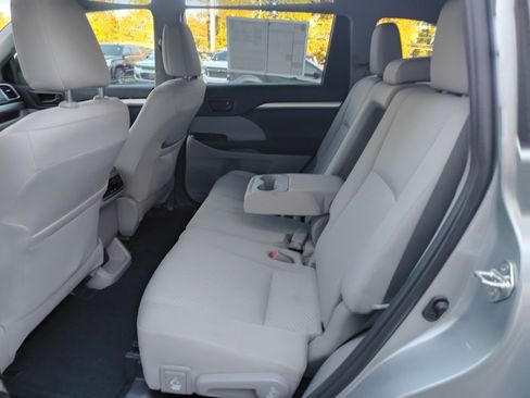 Used 2019 Toyota Highlander LE image 7