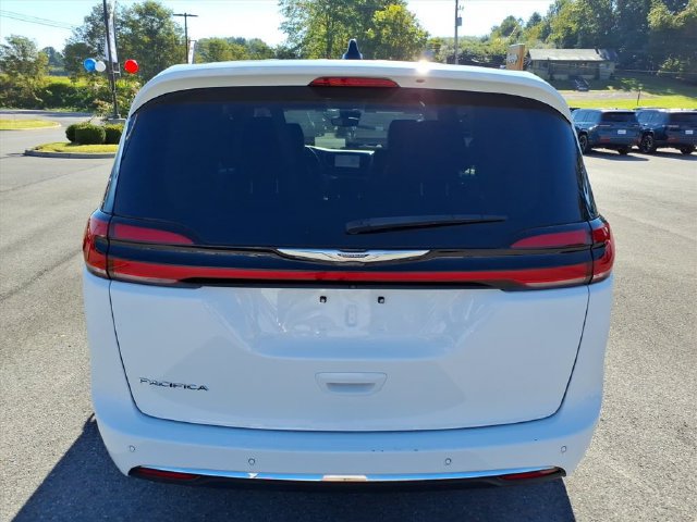 Used 2024 Chrysler Pacifica Touring-L FWD image 7