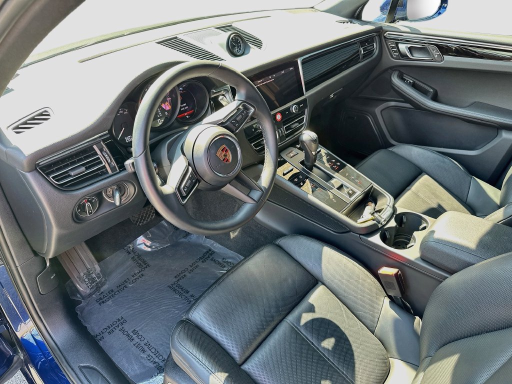 Certified 2026 Porsche Macan AWD/4WD image 4