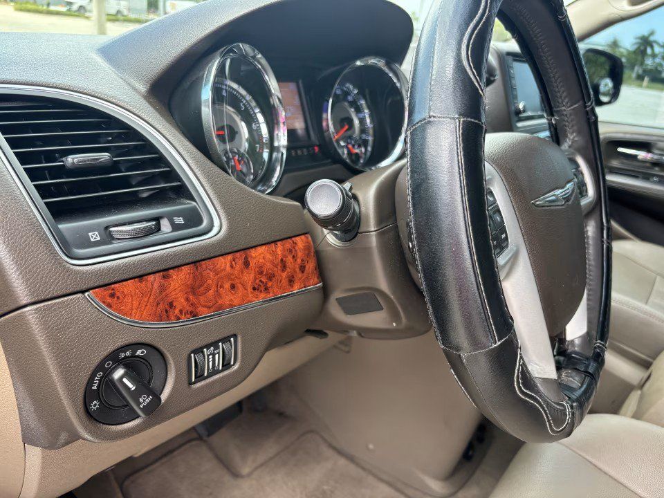 Used 2016 Chrysler Town & Country Touring FWD image 28