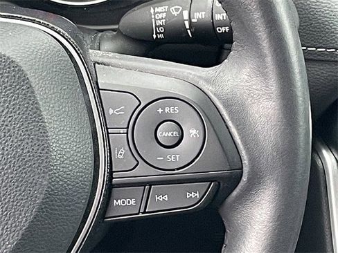 Used 2021 Toyota RAV4 XLE Premium image 14