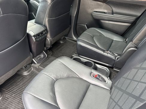 Used 2023 Toyota Highlander Platinum FWD image 11