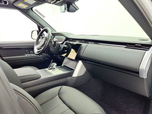 New 2025 Land Rover Range Rover Long Wheelbase SE image 17